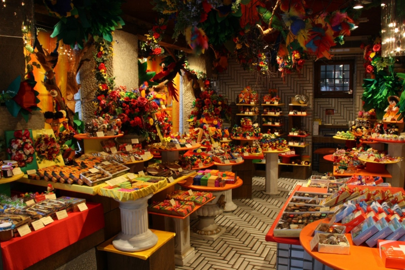 vitrine-SOLLIES TOUCAS-min_candy_store_chocolate_shop_chocolate_switzerland-393515