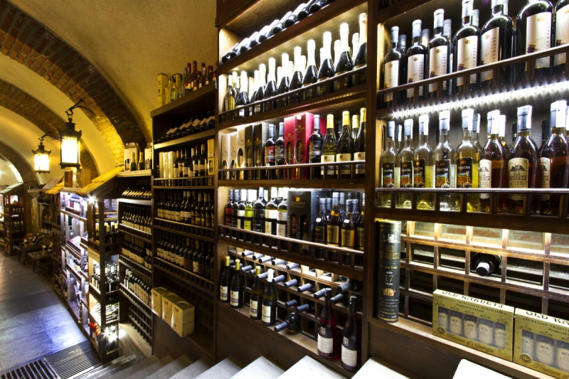 vitrine-SOLLIES TOUCAS-min_world_street_travel_shop_canon_georgia_wine_bottles-429767